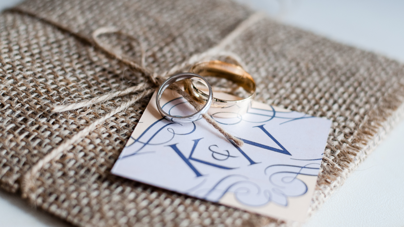 a card labeled “K&N” sits on top of burlap fabric.