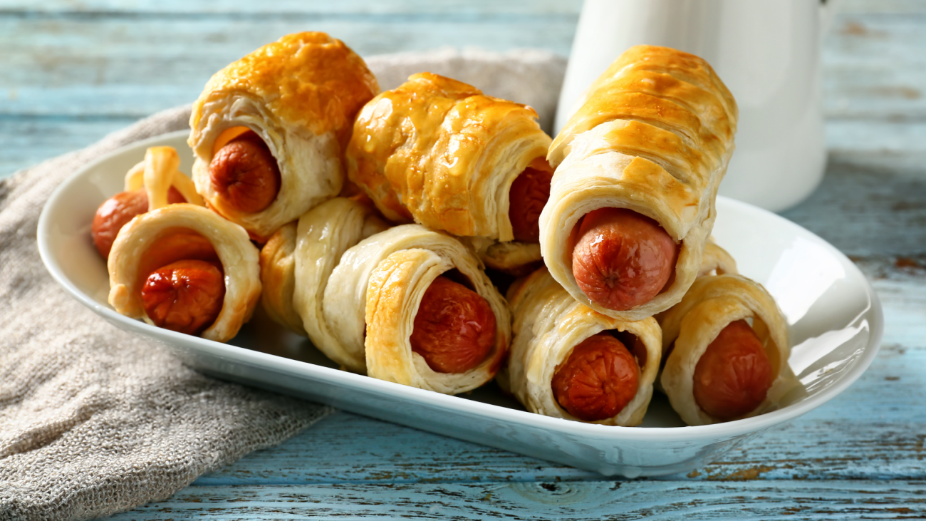 pigs in a blanket sittin on a plate