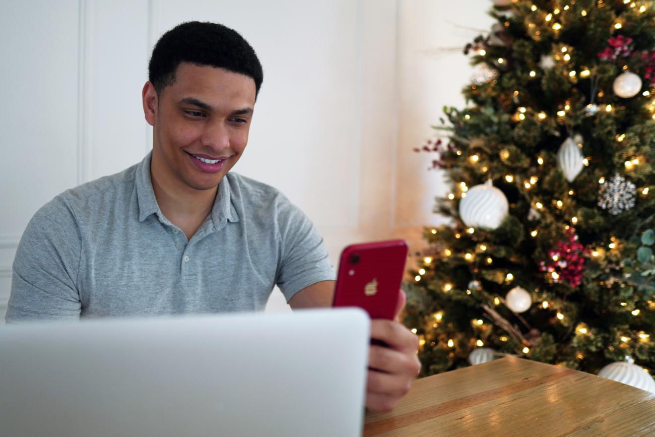 Phone call next to Christmas tree instead of Christmas card