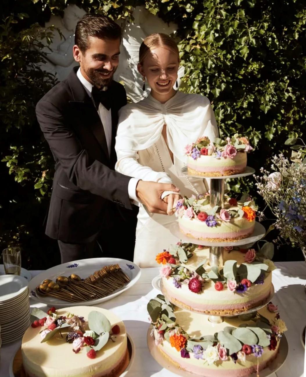 Cheesecake Tower as Wedding Cake couple cutting the cake