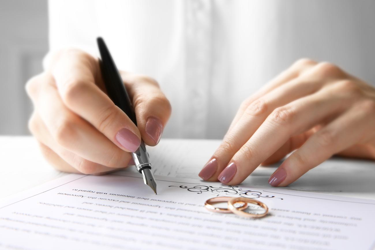 Signing a Wedding Contract for Wedding Insurance