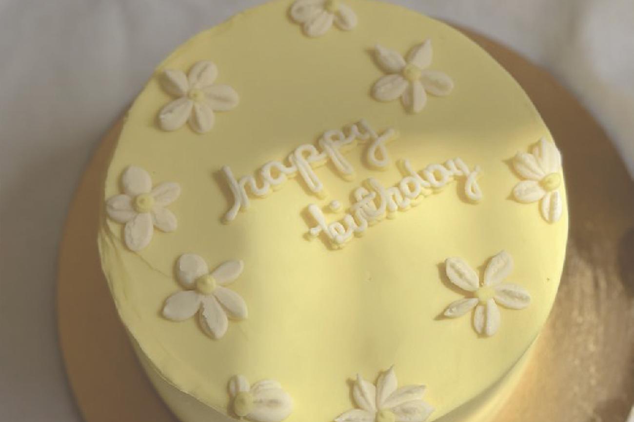 Yellow Daisy Cake