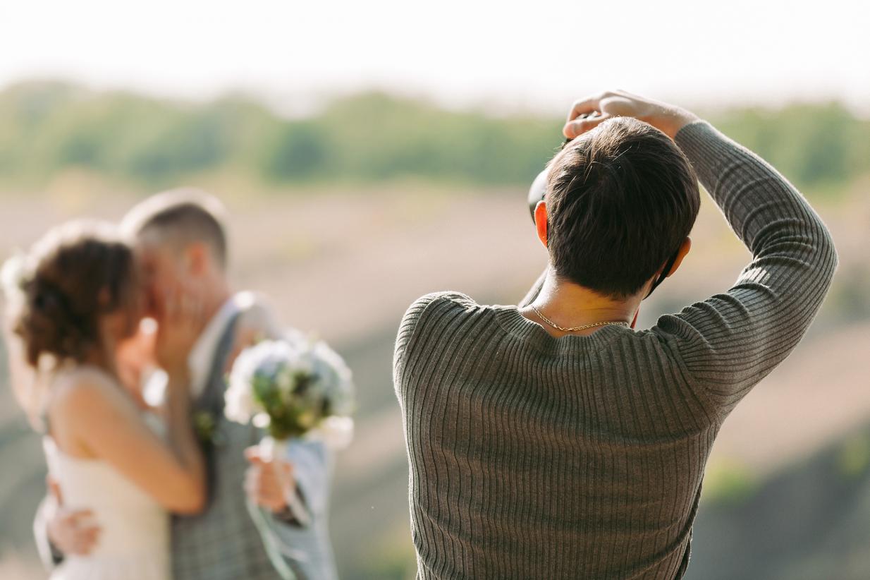 how to avoid taking cliche wedding photos