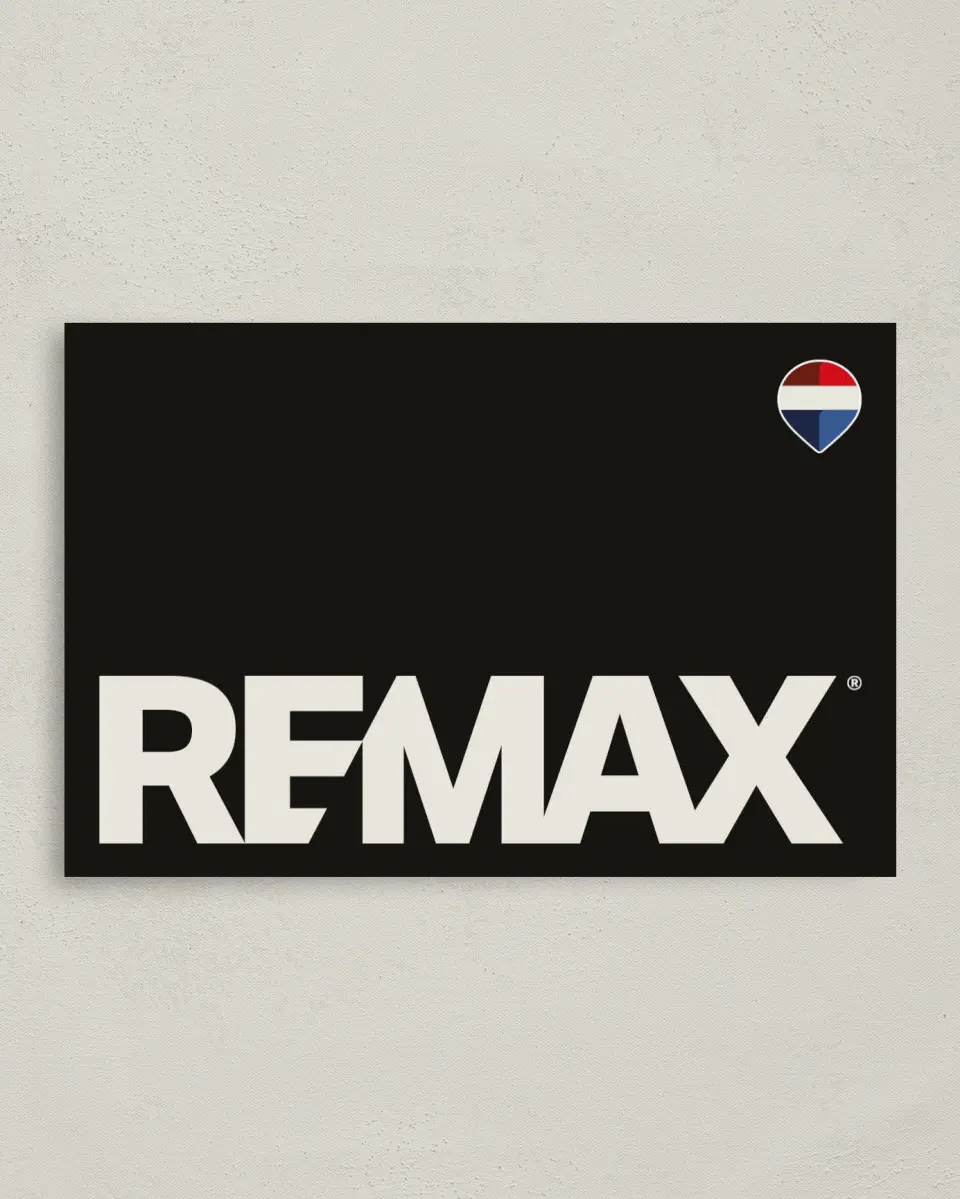 This is a 4" x 6" Folded Business Thank You Card called REMAX Bold Contrast printed in full color on Premium Smooth paper